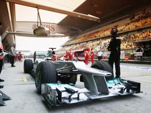 Коллектив Mercedes AMG должен заплатить штраф за плохо прикрученное колесо